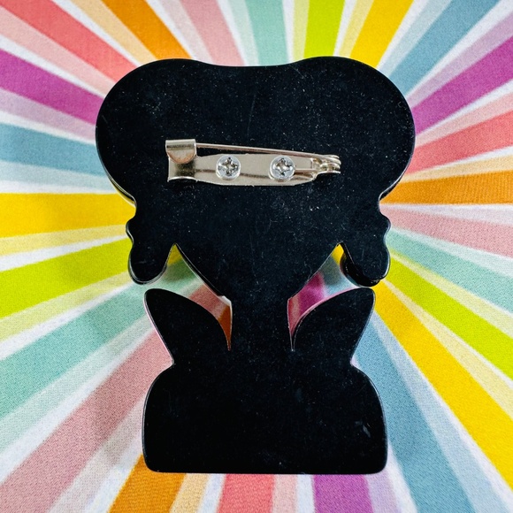 Adorable Iris Apfel lasered acrylic pin brooch - Picture 3 of 4